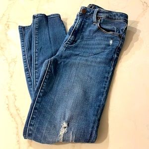 ABERCROMBIE HIGH RISE RIPPED SKINNY JEANS